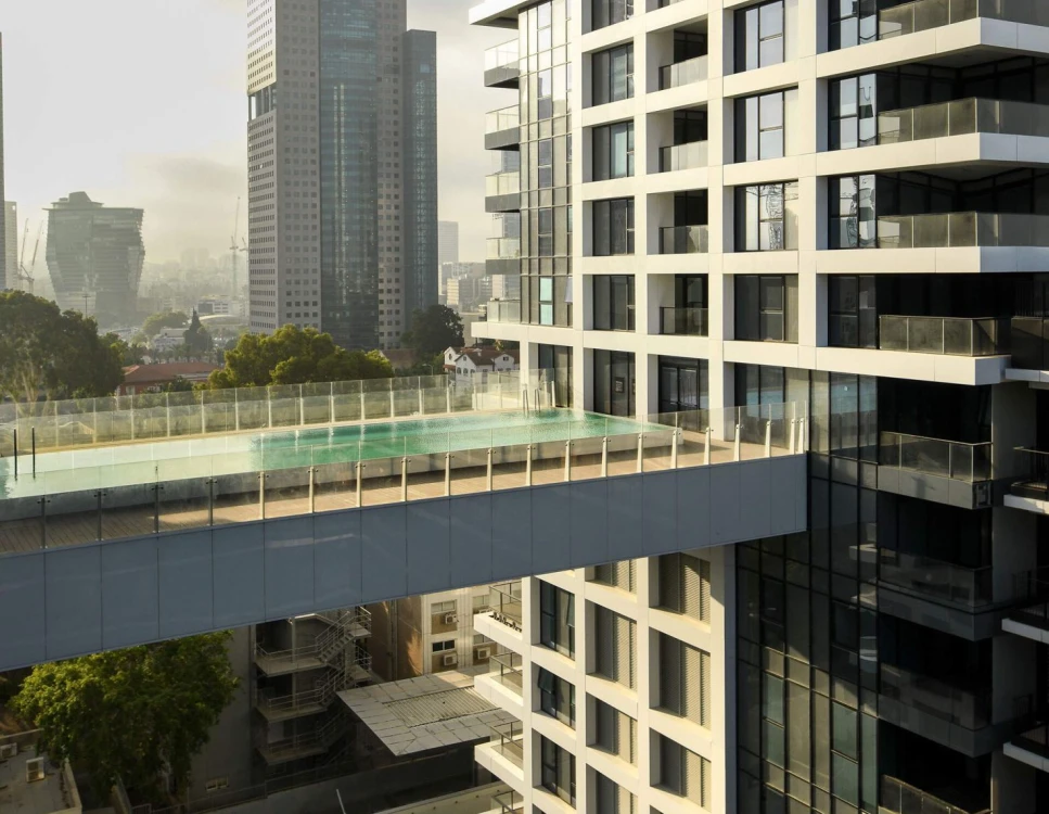 בריכה על גשר בבניין יוקרה