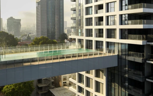 בריכה על גשר בבניין יוקרה