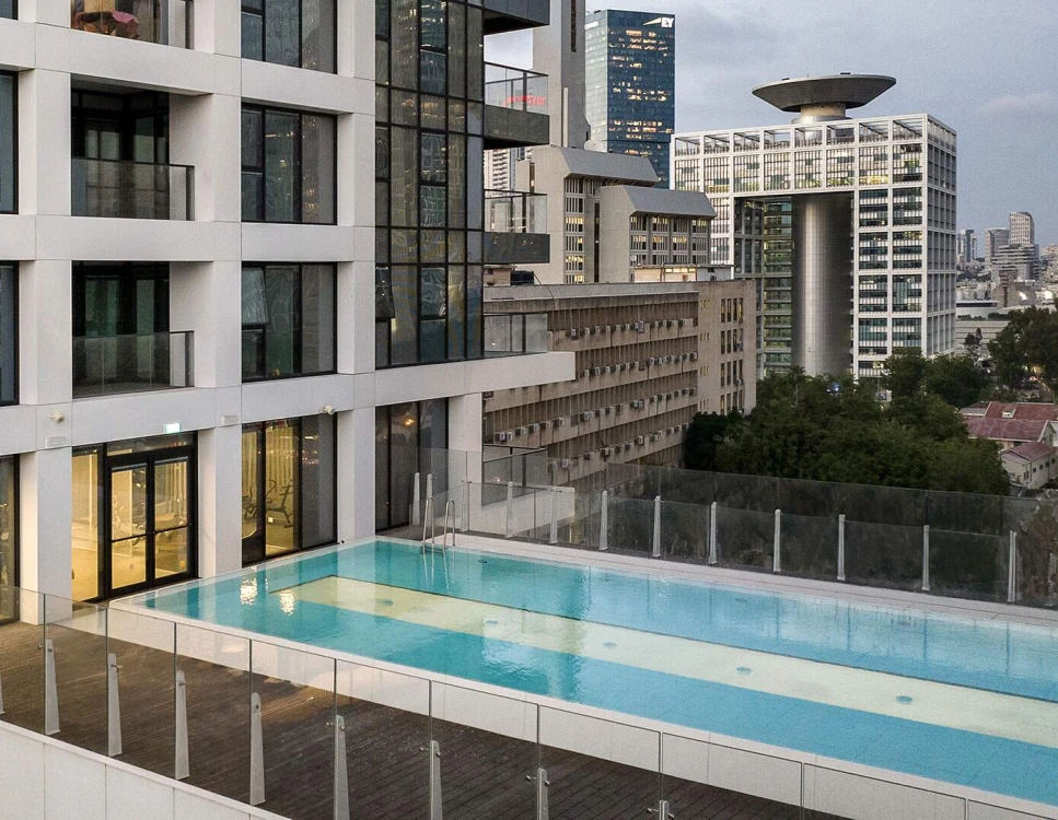 בריכה בבניין יוקרה