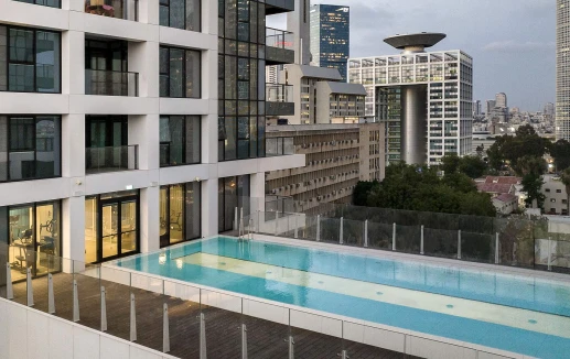 בריכה בבניין יוקרה