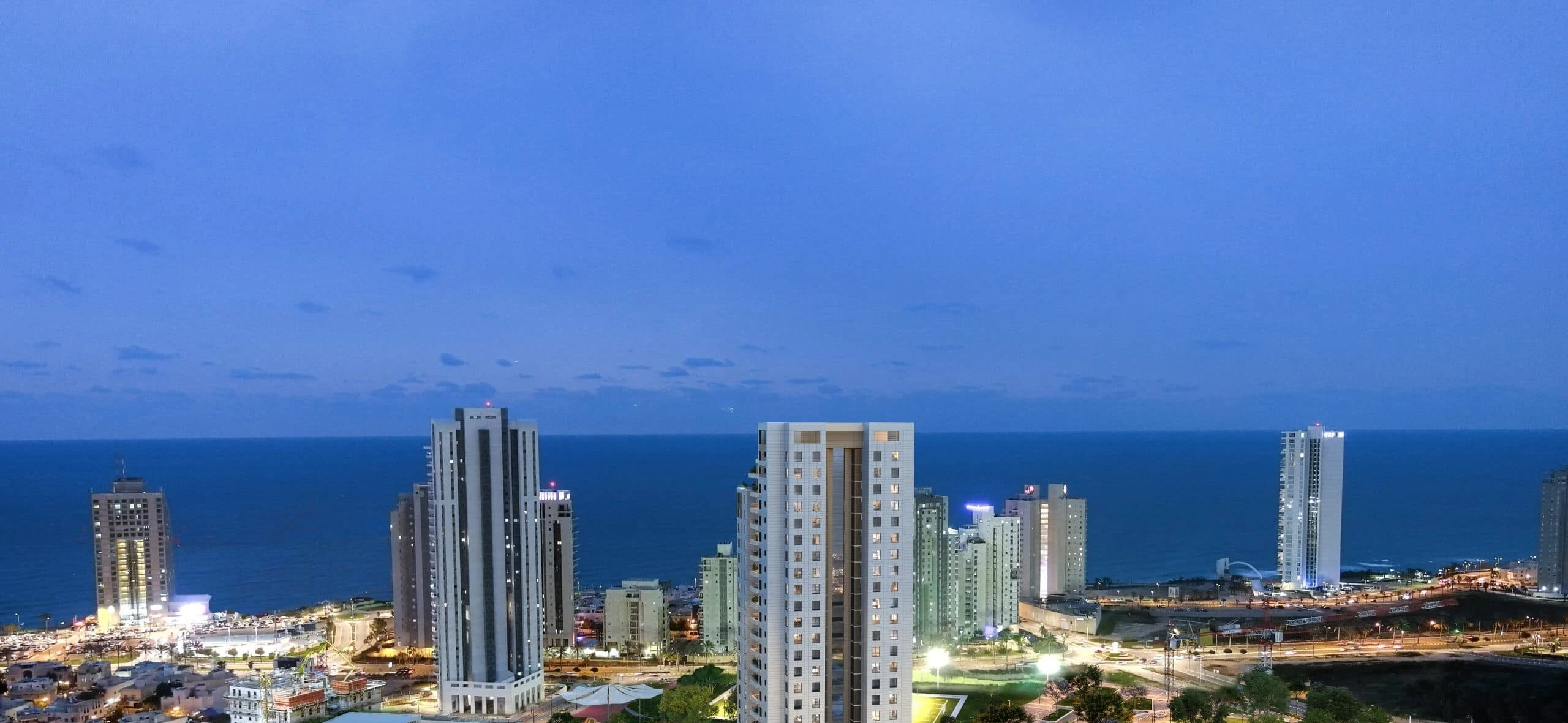 בניין AQUA SENSE , על רקע החוף בנתניה