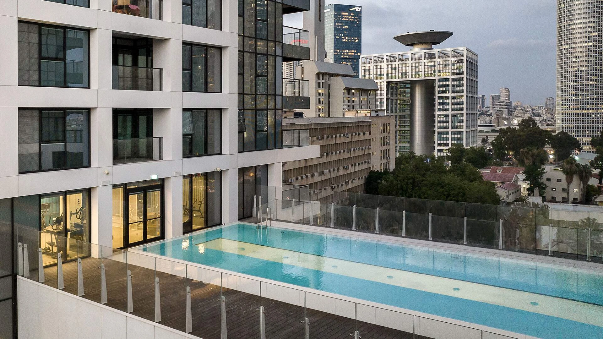 בריכה בבניין יוקרה