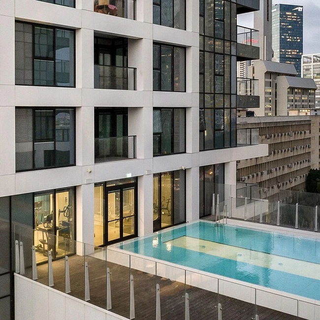 בריכה בבניין יוקרה